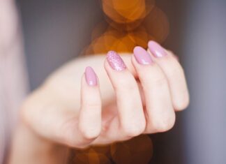 Jak ściągnąć paznokcie żelowe?