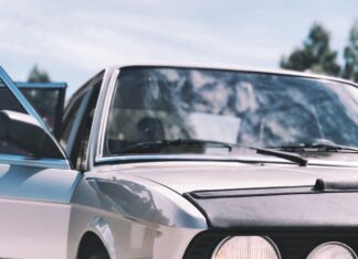 Jak odkleić naklejkę rejestracyjną? Jak odkleić naklejkę rejestracyjną?