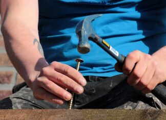 Jak wkręcić śrubę z zepsutym gwintem?