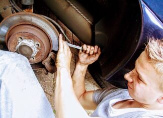 Z jakim momentem dokręcić łącznik stabilizatora?