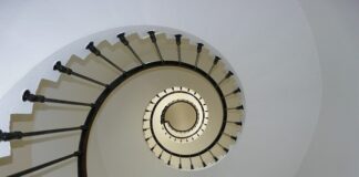 Jakiego biegu należy używać podczas długiego stromego zjazdu?