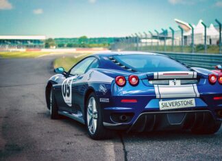 Ile waży Ferrari F40?