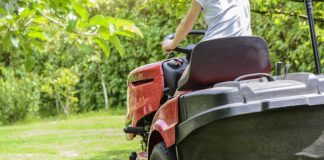 Czy można jeździć traktorem po polu bez prawa jazdy?