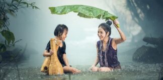 Jak zakładać dziecku body przez głowę?