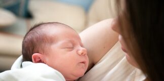 Dlaczego dziecko je klej?