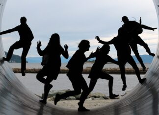 Jak się nazywają postacie z Rainbow High?