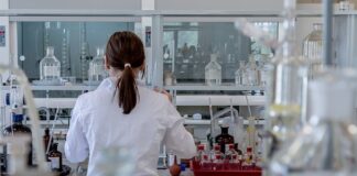 Czy szpital może wypisać matkę bez dziecka po porodzie?