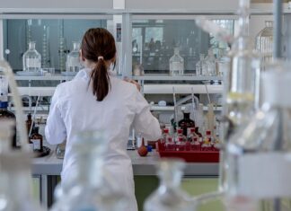 Czy szpital może wypisać matkę bez dziecka po porodzie?