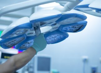 Wyposażenie sal operacyjnych w kontekście flow chirurgicznego – jak sprzęt wpływa na płynność pracy zespołu? wyposażenie sal operacyjnych